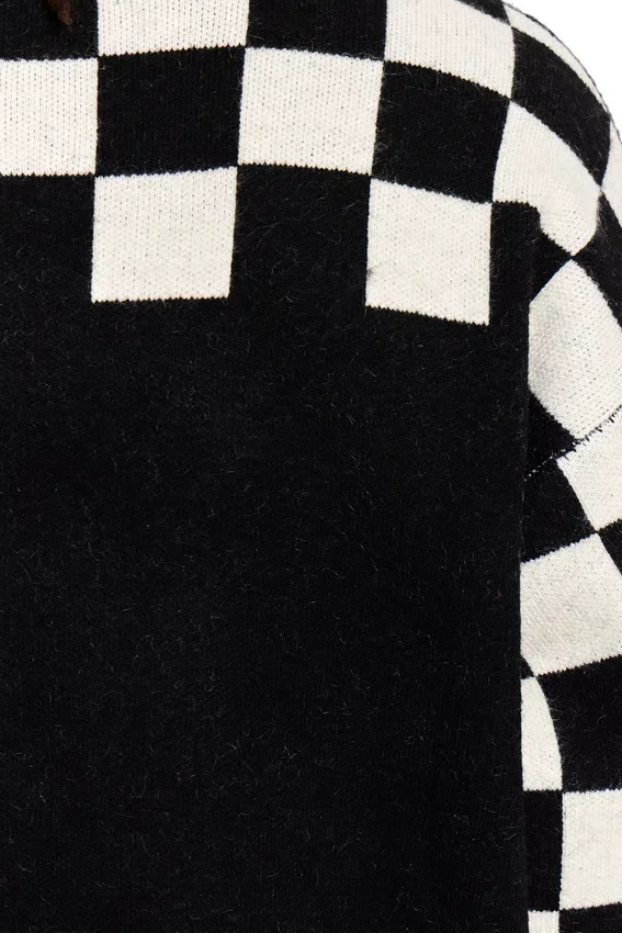 Strickpullover mit karierten Ärmeln